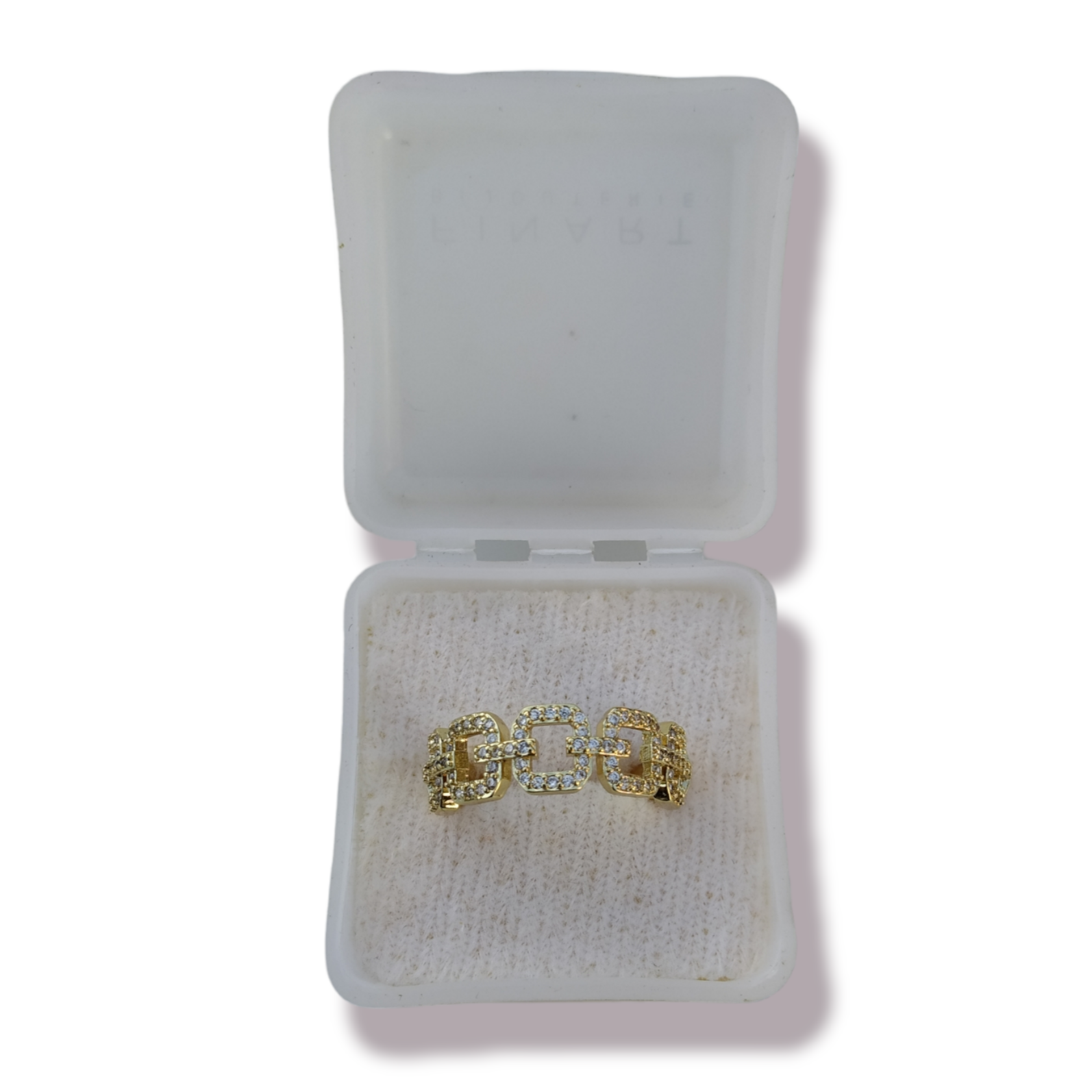 anillo con letras en cajita